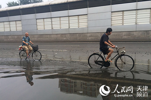 暴雨袭城排水忙天津因降雨采取交通管制点位减至22处