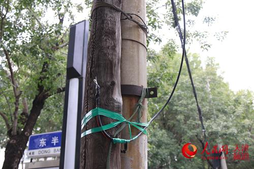 天津：老人昏倒水中好人冒险施救