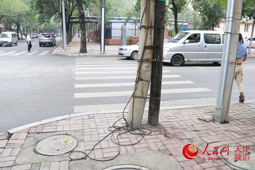 天津：老人昏倒水中好人冒险施救
