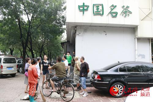 天津：老人昏倒水中好人冒险施救