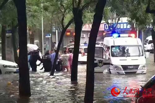 天津:老人昏倒水中好人冒险施救