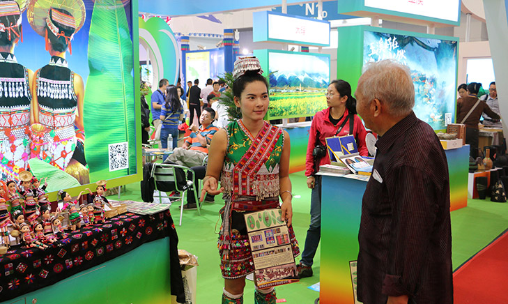 Service personnel showed goods for tourists.