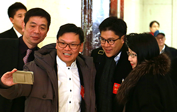 霍啟剛出席天津市政協十三屆五次會議開幕式