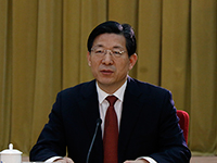 力争民营经济占天津市GDP比重突破50%王东峰指出，民营经济是"双创"的主体，当前天津民营经济发展存在专业化、国际化程度不够，质量效率不高，专业门类较少，总量不足，结构不合理，提质增效力度不够等问题。需结合科技创新、大众创业、大学生就业等方面加大民营经济的发展力度。【详细】天津频道|独家关注|高层动态|民生舆情