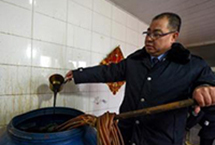 制假贩假就得一锅端单个作坊制作假冒伪劣调味料的事情并不鲜见，但如此大规模、有组织的造假，却并不多见。从独流镇来看，其假调料生意在市场上早已名声在外。作为假调料受害者的利益相关方，连王守义十三香都组建了专门的打假人员来盯着这个地区。【详细】商业财经|游在天津|科教文体|观点评论