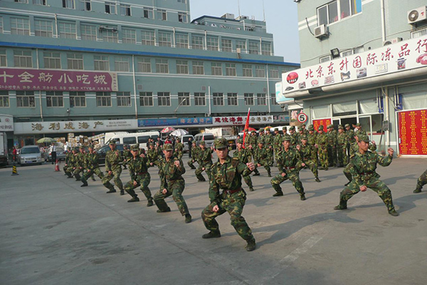 北京大红门京深海鲜批发市场有限公司是北京二商集团和深圳市布吉海鲜市场强强联合,共同投资兴建的以海鲜批发为主营业态的综合性大型批发市场。市场于2003年11月24日成立,目前注册资本4500万元人民币。 市场位于北京市丰台区大红门商圈内的南顶路上,地理位置优越,交通极为便利。市场按照高起点、现代化、规范化、科学化、实用化的标准,依托北京二商集团内三个各一万五千吨的低温冷库资源,建成主营区域有海鲜经营区、冻品经营区、水产交易大厅、干货调料经营区、贝壳蟹类经营区、车上水产交易区、光彩经营区等经营区域和一个配套