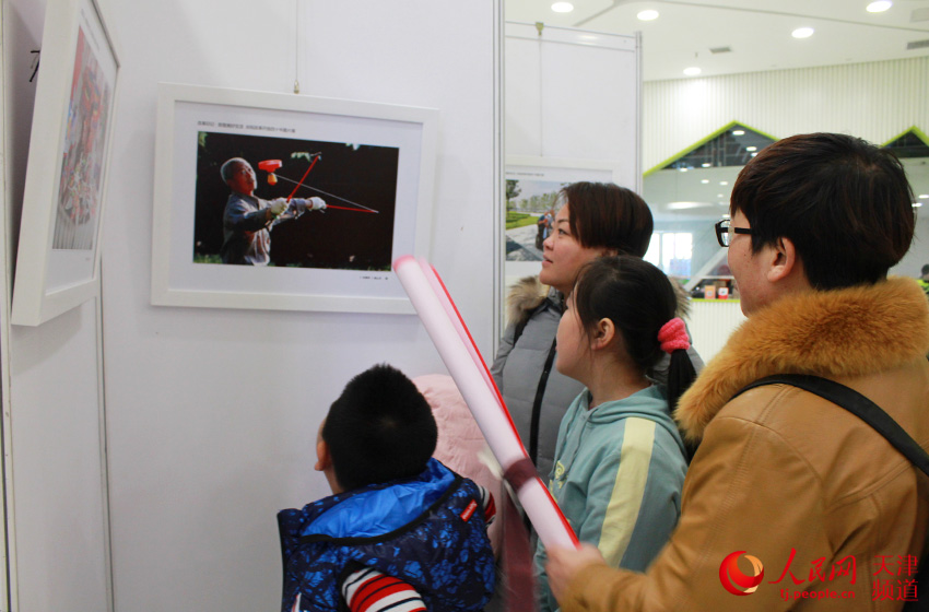 天津庆祝改革开放40周年图片展融入儿童画 见