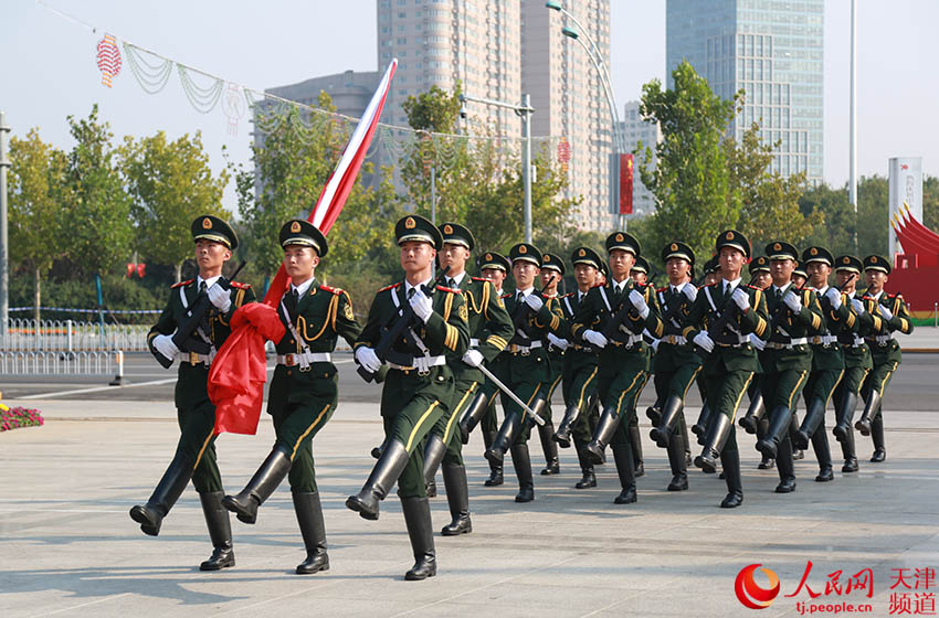 礼兵方阵护卫国旗入场.崔新耀/摄