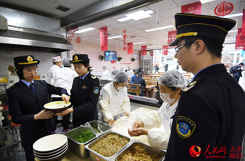 天津鐵路疾控中心工作人員在對天津西站餐館操作間餐具及食品進行現場抽樣檢測。楊寶森/攝