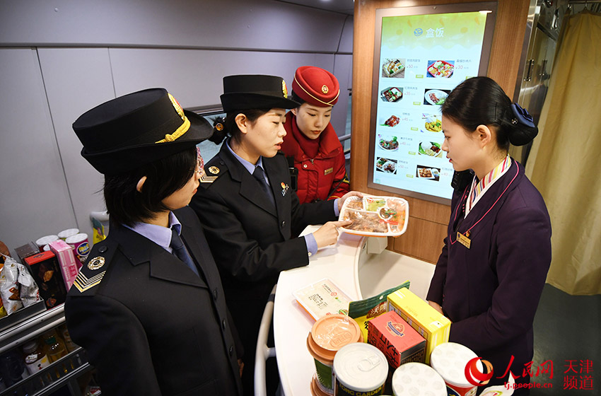 天津鐵路疾控中心工作人員在天津客運段擔當的G305次列車餐車上進行服務指導檢查。楊寶森/攝