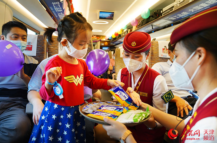 乘務人員向旅客贈送口罩、洗手液和消毒紙巾等小禮品。楊寶森攝