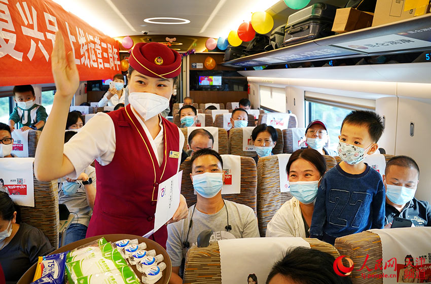 9月20日，鐵路天津客運段在北京南至上海虹橋的G1次列車上舉行“達速三周年，G1送健康”主題活動乘務人員與旅客答題互動。楊寶森攝