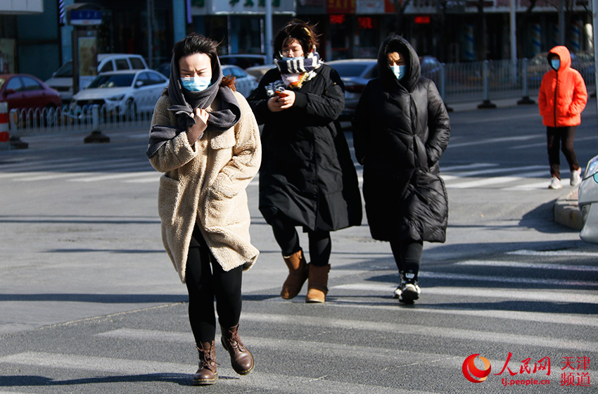 強冷空氣襲津城，市民出行包裹得嚴嚴實實。孫一凡攝