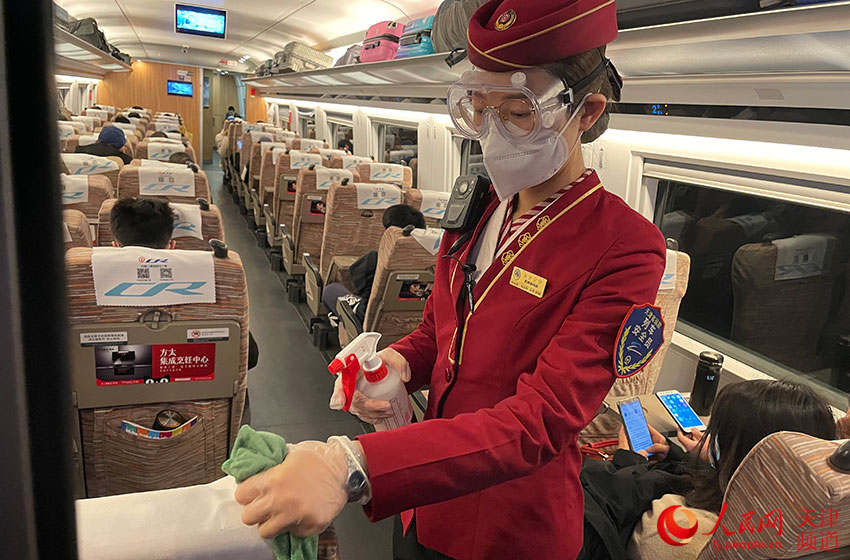 天津客運段乘務人員做好列車消毒。天津客運段供圖
