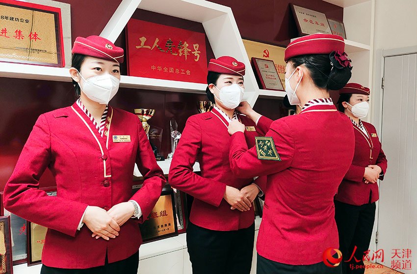 天津客運段乘務人員做好儀容儀表規范。天津客運段供圖