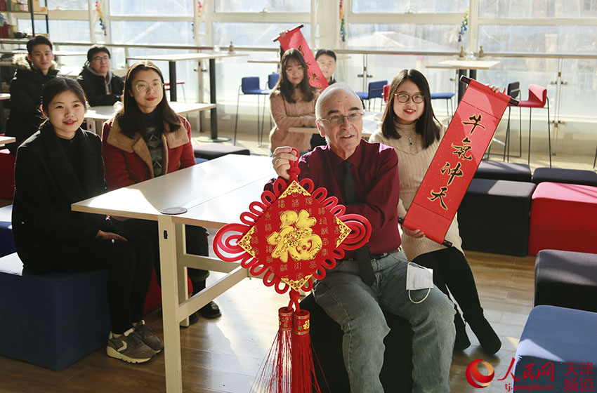 天津大學為在校過年的師生們拍攝新春寫真。人民網 崔新耀攝