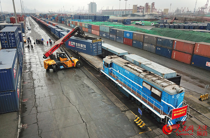 2月24日，發往烏蘭巴托的X9202次中歐班列在天津港鐵路貨運中心進行集裝箱裝載作業。楊寶森 攝