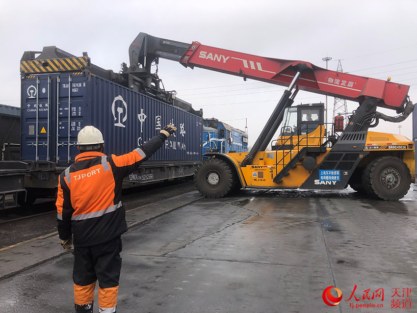 2月24日，發往烏蘭巴托的X9202次中歐班列在天津港鐵路貨運中心進行集裝箱裝載作業。人民網 陶建 攝