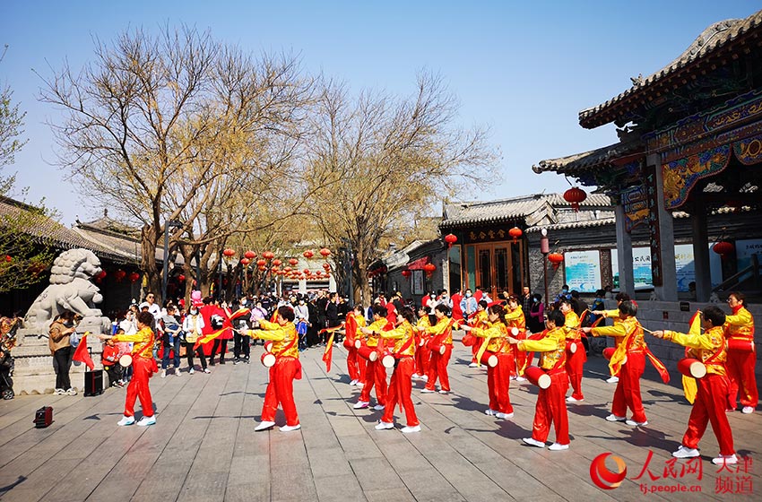 楊柳青古鎮上演腰鼓表演。人民網 崔新耀攝
