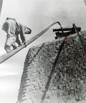“登高英雄”楊連弟      在修復隴海鐵路8號高橋時，楊連弟機智勇敢地攀上40多米高的橋墩，提前完成修橋任務。