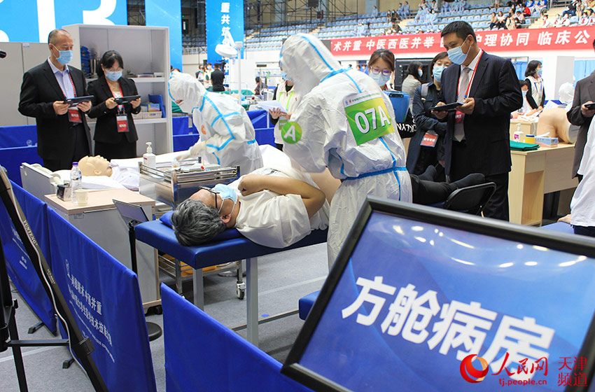 第十屆中國大學生醫學技術技能大賽全國總決賽在天津舉辦。人民網 張靜淇攝