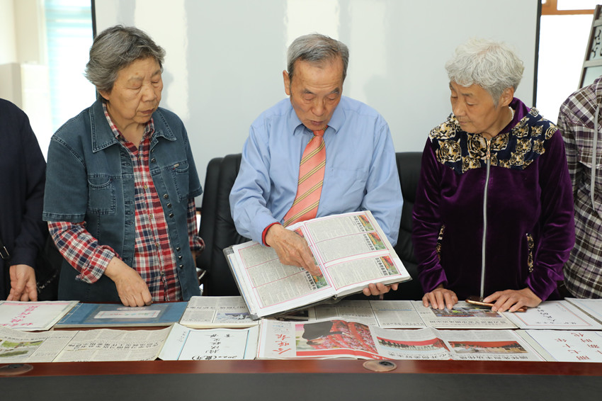 楊玉柱老人展示簡報作品。北辰區供圖