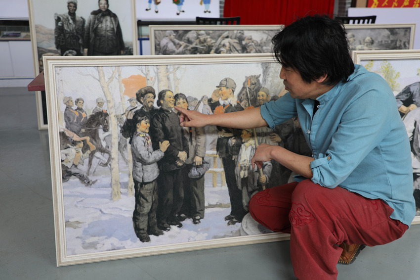 小澱鎮藝術家王金亭展示“彩金沙畫”制作工藝。北辰區供圖