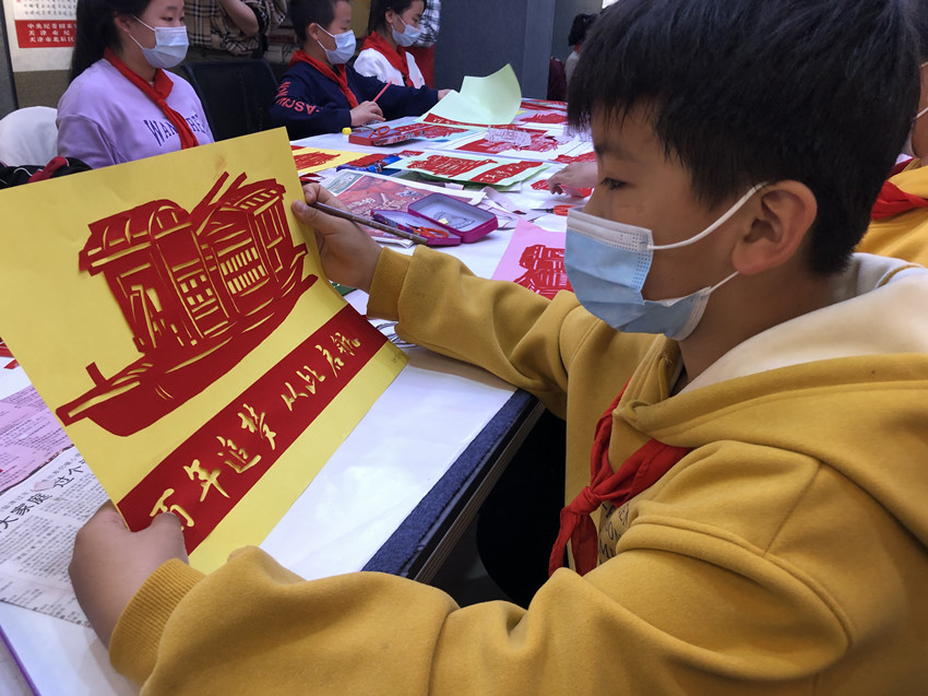 青少年學習了解趙德寶的剪紙技藝。北辰區供圖