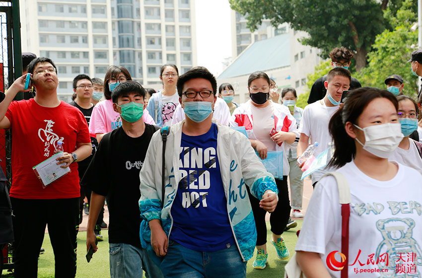 首場考試結束，考生們走出考場。人民網 崔新耀攝