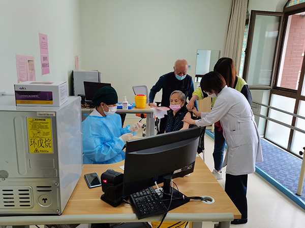 天津滨城：99岁老人成功接种新冠病毒疫苗 18岁以上人口疫苗接种率已达91.8%