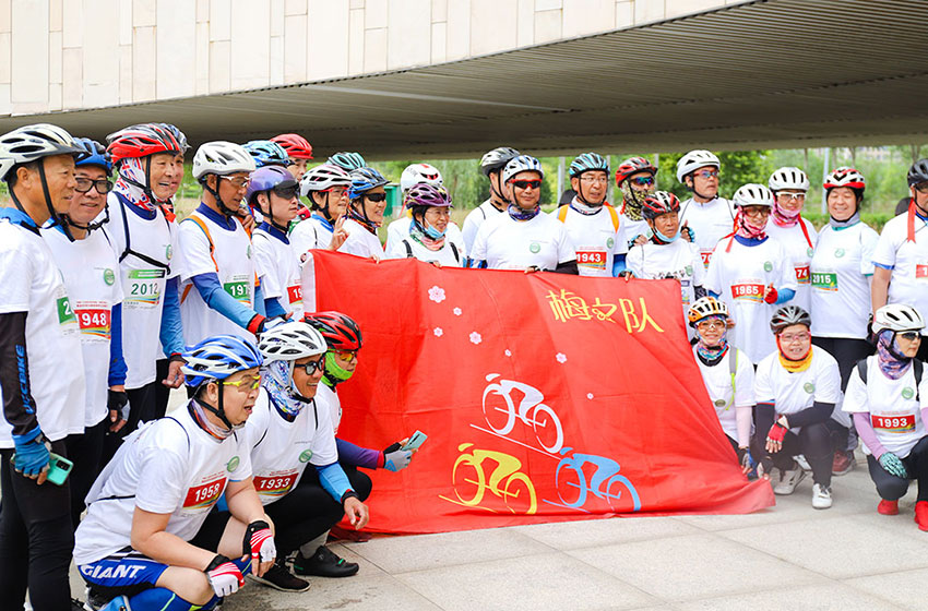 奥林匹克与环境保护公益骑行活动举行。萨马兰奇纪念馆供图