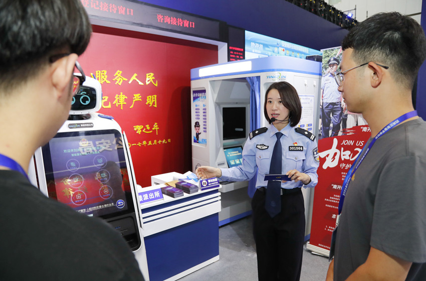 智能警務機器人。天津市公安局新聞宣傳處供圖