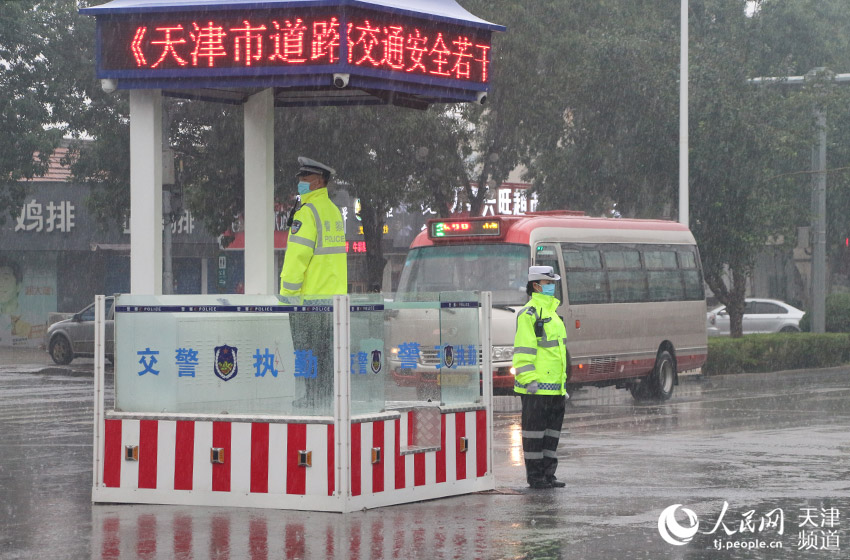 交管部门全力保障雨天交通出行。天津公安交管部门供图