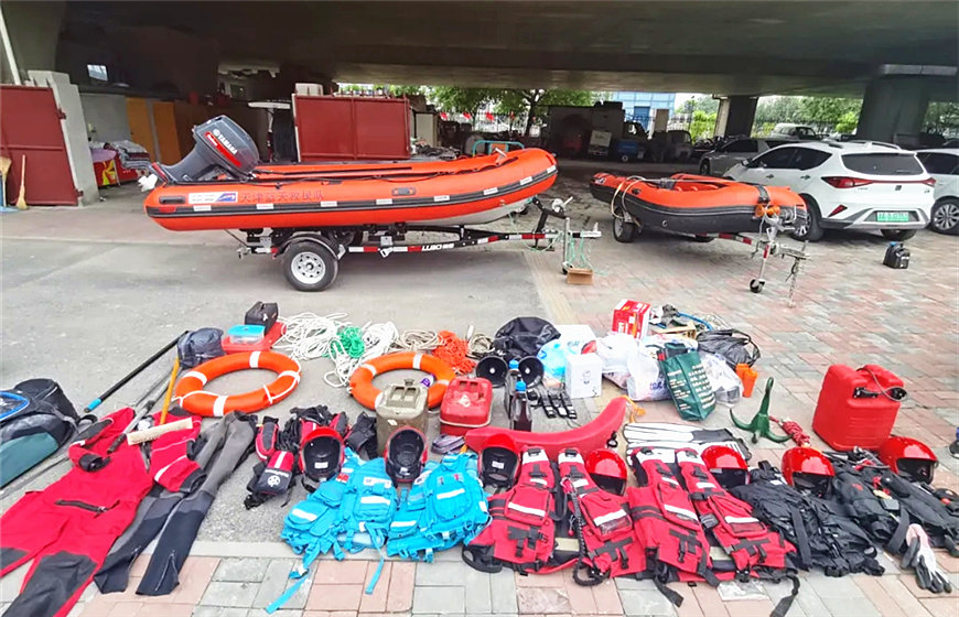 7月21日15時，天津藍天救援隊攜帶專業救援物資裝備，前往河南米河鎮參與救援。