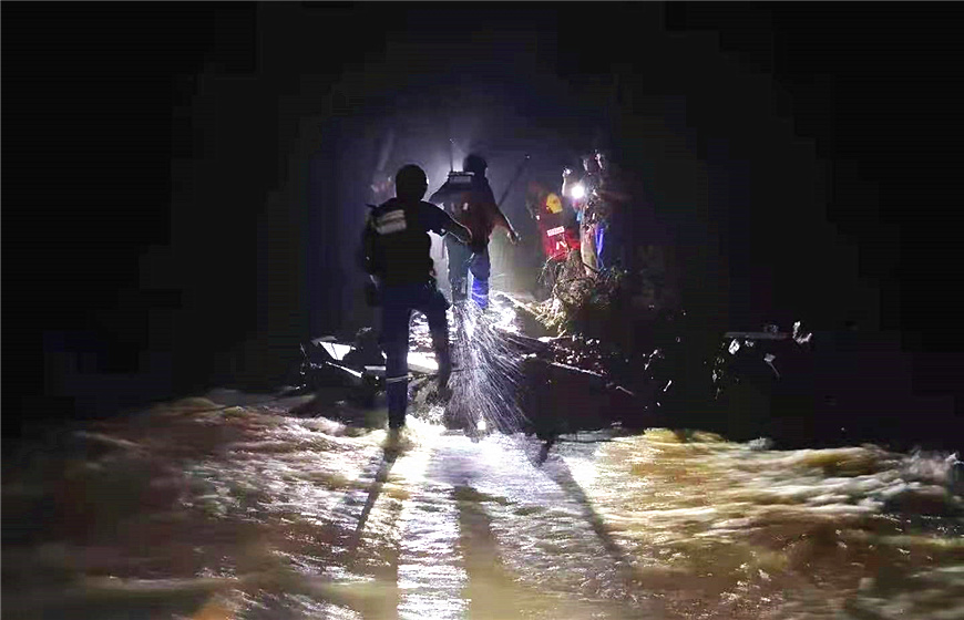 天津蓝天救援队到达河南展开救援。