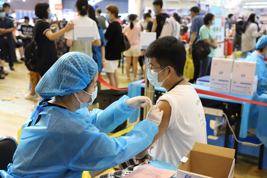 7月28日，在位于武清区杨村第一中学体育馆的接种点内，学生正在接种疫苗。王司晨摄