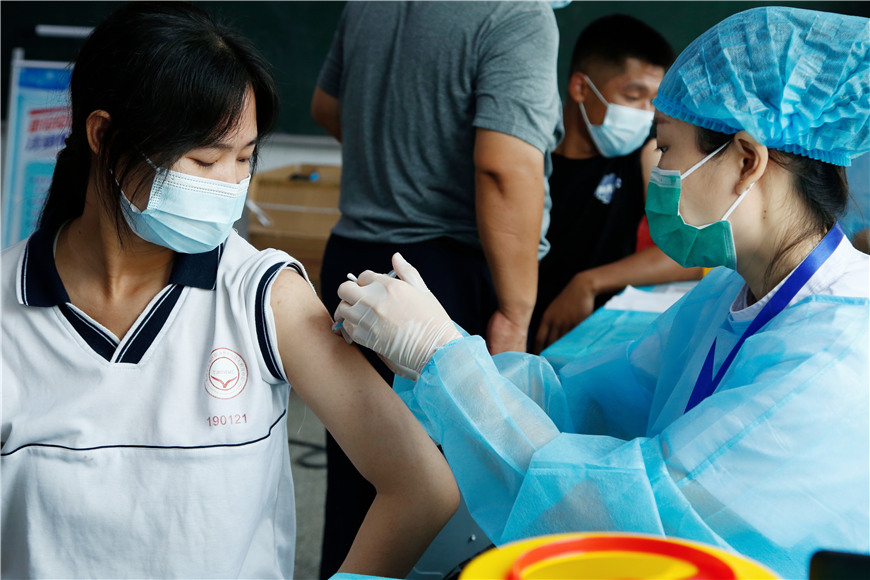 宝坻中专接种现场，适龄人群疫苗接种工作正稳步有序开展。赵刘伟摄
