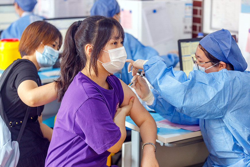 南开区12-17岁人群新冠疫苗接种工作在南开大学附属中学临时接种点进行。王英浩摄