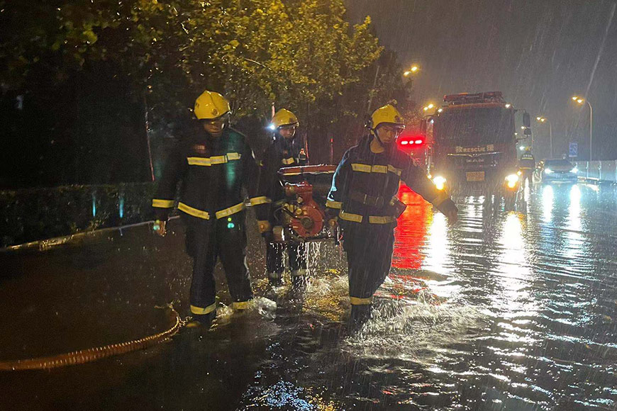 29日晚，高新消防支队在西青区海泰北道进行排水作业。天津消防高新支队供图