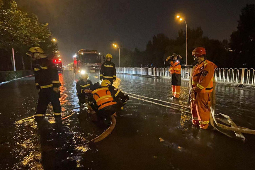 29日晚，高新消防支队在西青区海泰北道进行排水作业。天津消防高新支队供图