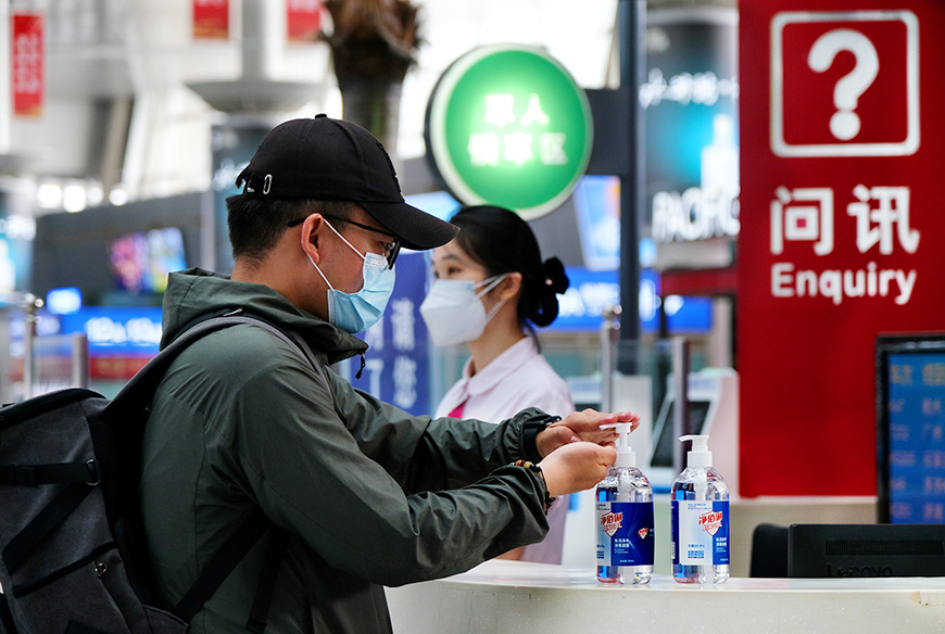 8月6日，铁路天津站候车大厅旅客问讯处为旅客提供消毒洗手液。杨宝森摄