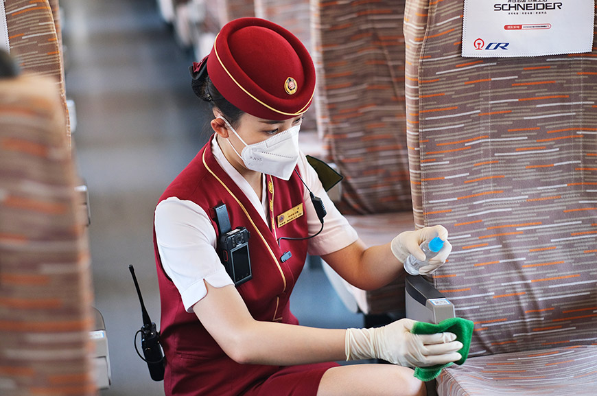 8月6日，铁路天津客运段京津城际工作人员对列车座位扶手进行消毒作业。杨宝森摄