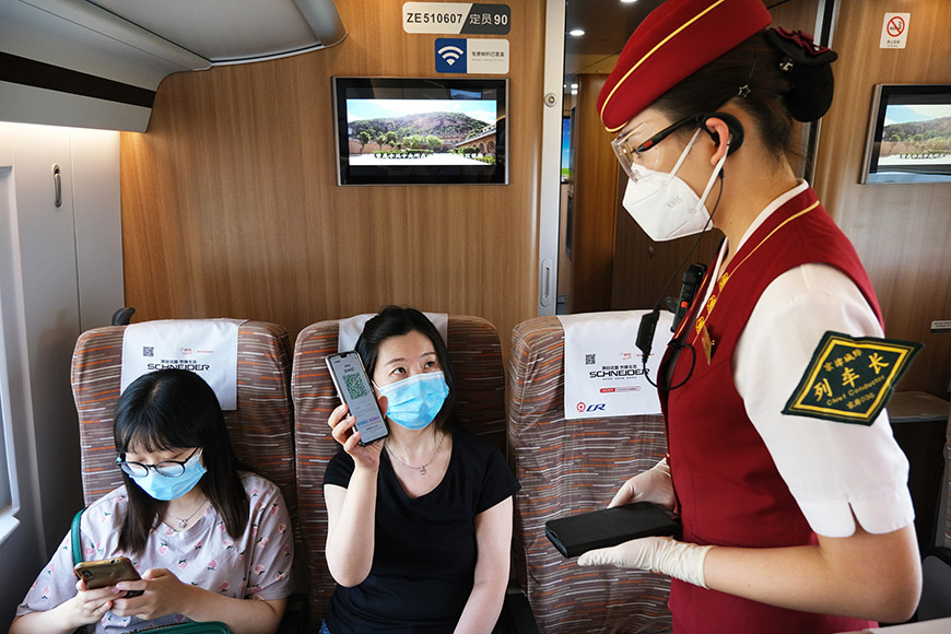 8月6日，铁路天津客运段京津城际工作人员对进京旅客进行健康码查验。杨宝森摄