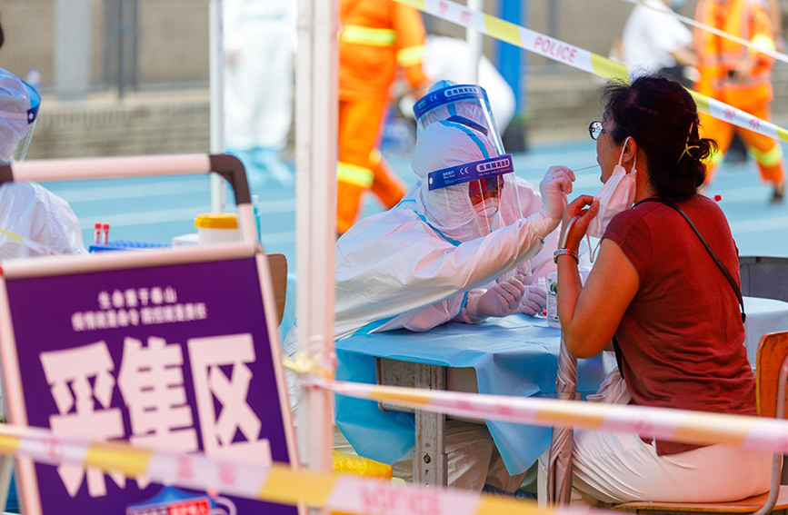 天津市南開區對鼓樓商業區周邊地區開展預防性大規模人群核酸檢測篩查工作。王英浩攝