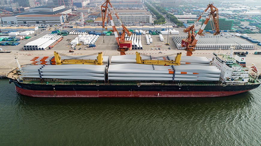 風電葉片在天津港保稅區大沽口港區平穩裝入“杰瑪”輪船艙。馬碩聖攝