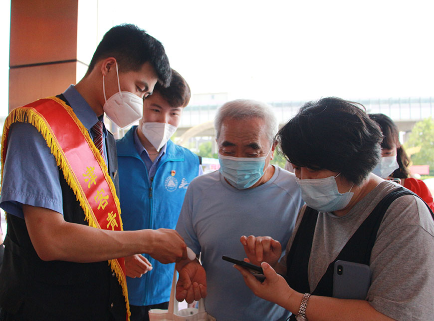 天津客運段G5次乘務組志願者協助社區醫院進行測溫、查驗健康碼。天津客運段供圖