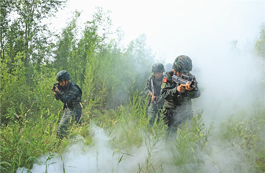 特战队员正在开展野外搜捕训练。武警天津总队供图