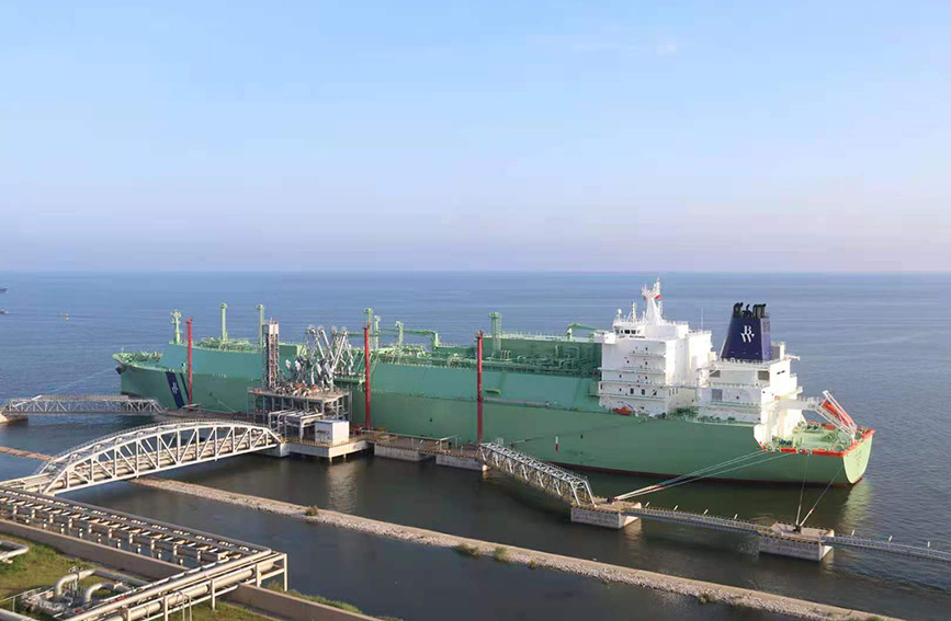 “莱斯姆斯”号LNG船靠泊在天津LNG码头。郭睿亨摄
