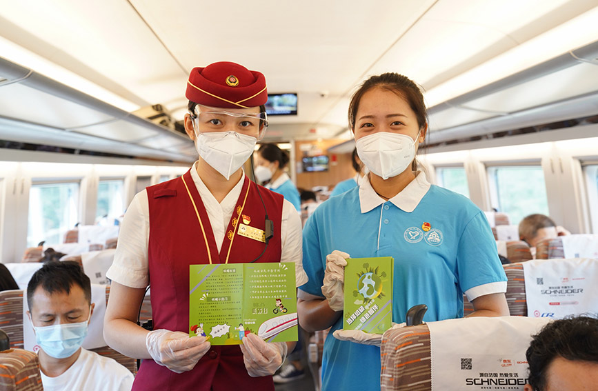 8月25日，京津城際在C2024次列車舉辦“低碳生活，綠建未來”主題宣傳活動。鐵路天津客運段供圖