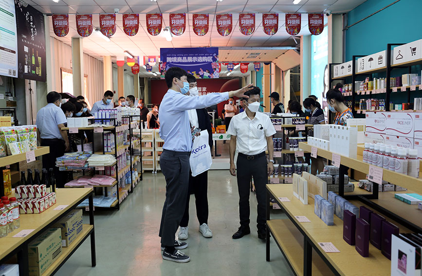 市民在跨境電商保稅展示體驗店選購商品。天津港保稅區供圖